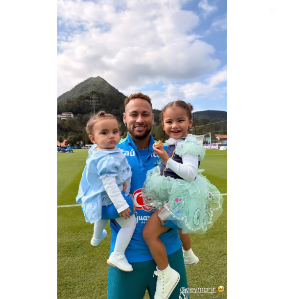 Neymar recebe as filhas Mel e Mavie na Granja Comaey
