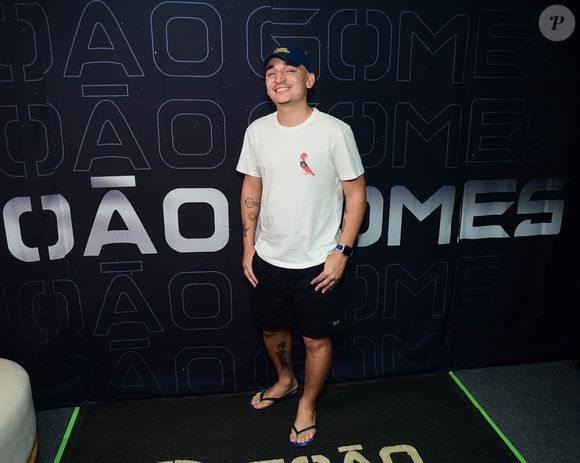 João Gomes posou no camarim antes de gravar seu primeiro DVD no Rio de Janeiro