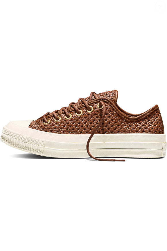 Até o fechamento desta matéria, o Converse Chuck 70 de couro trançado custava R$ 798 no site da Farfetch, com opção de pagamento em 12 parcelas de R$ 66,50, segundo as informações do produto
