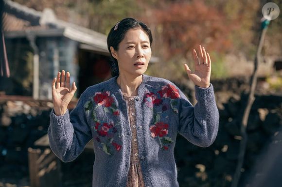 Quando vai publicar seu livro, Ae-sun conta com a ajuda da editora Chloe Lee, que é interpretada pela mesma atriz de sua mãe, e não cobra pelo serviço