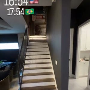 A escada que leva ao segundo andar da mansão também é temática