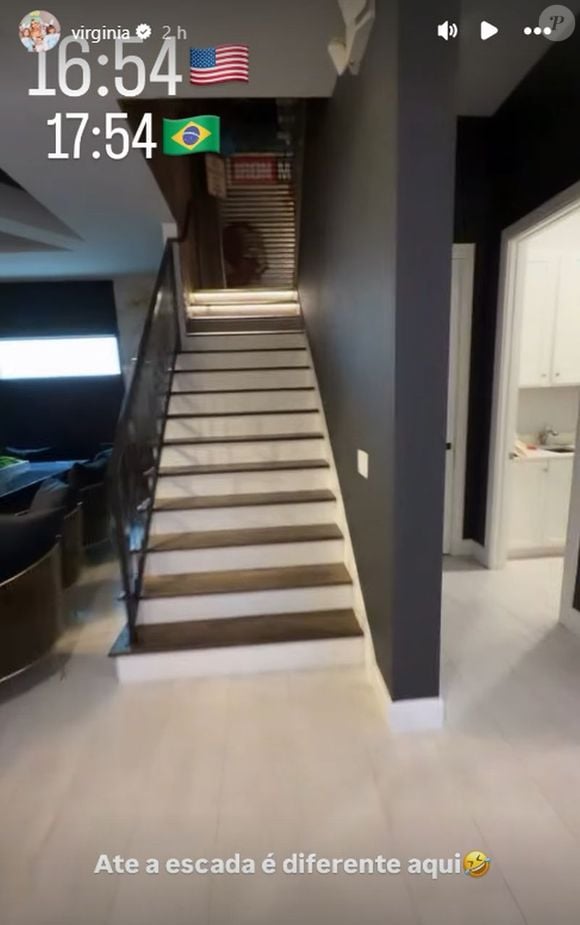 A escada que leva ao segundo andar da mansão também é temática