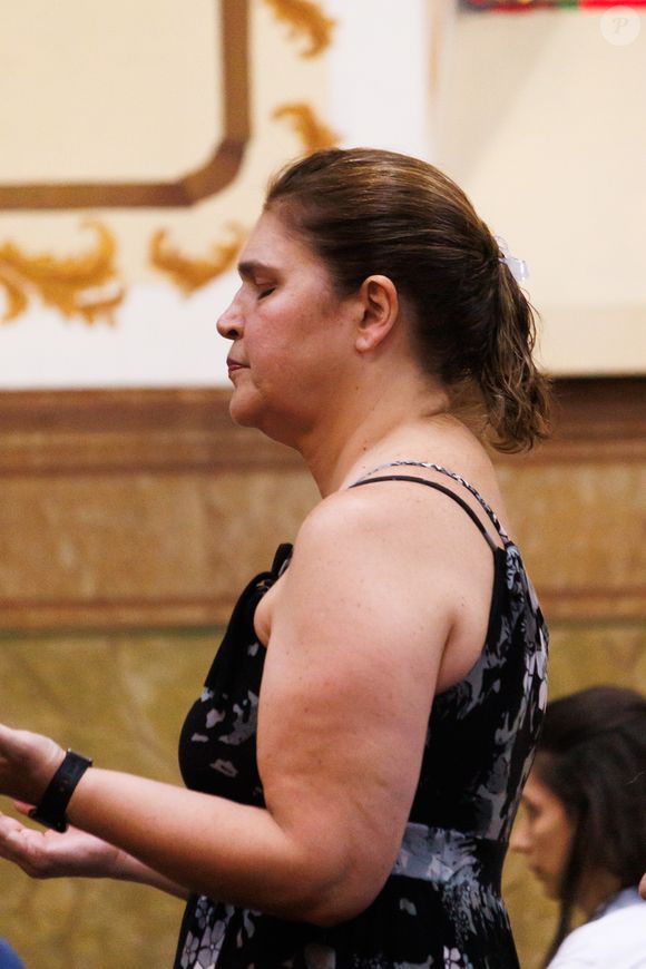 Irmã do ator, Cristina Brenner se emocionou durante a cerimônia de despedida do ator
