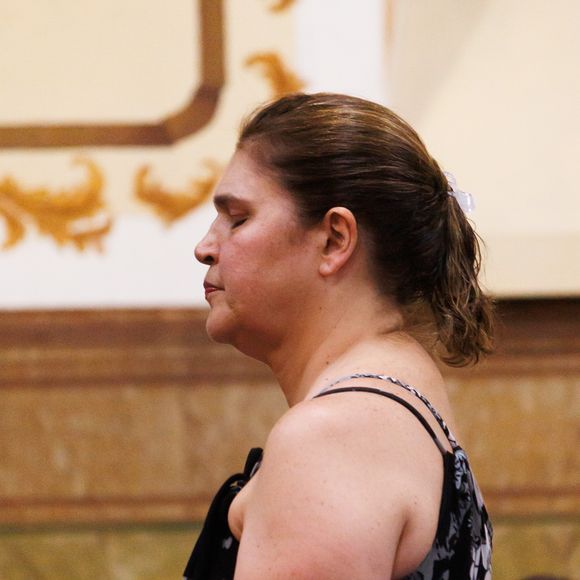 Irmã do ator, Cristina Brenner se emocionou durante a cerimônia de despedida do ator