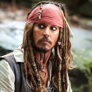 Johnny Depp ficou mundialmente famoso como Jack Sparrow na franquia 'Piratas do Caribe', iniciada em 2003 com 'A Maldição do Pérola Negra'