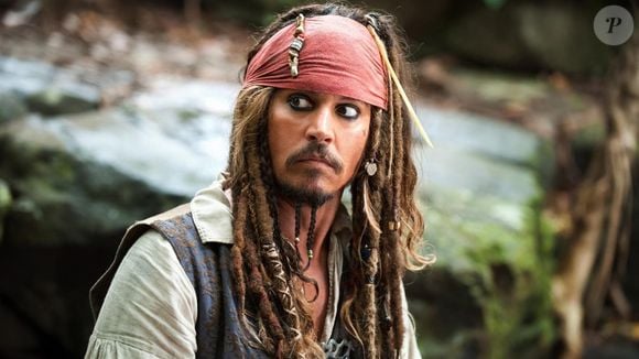 Johnny Depp ficou mundialmente famoso como Jack Sparrow na franquia 'Piratas do Caribe', iniciada em 2003 com 'A Maldição do Pérola Negra'