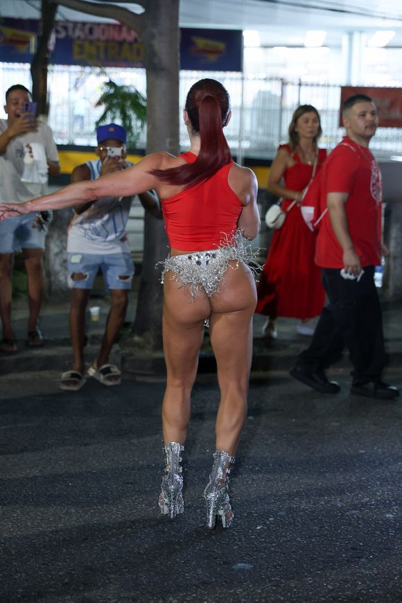 Gkay deixou o bumbum de fora no ensaio de rua do Salgueiro para o carnaval 2026