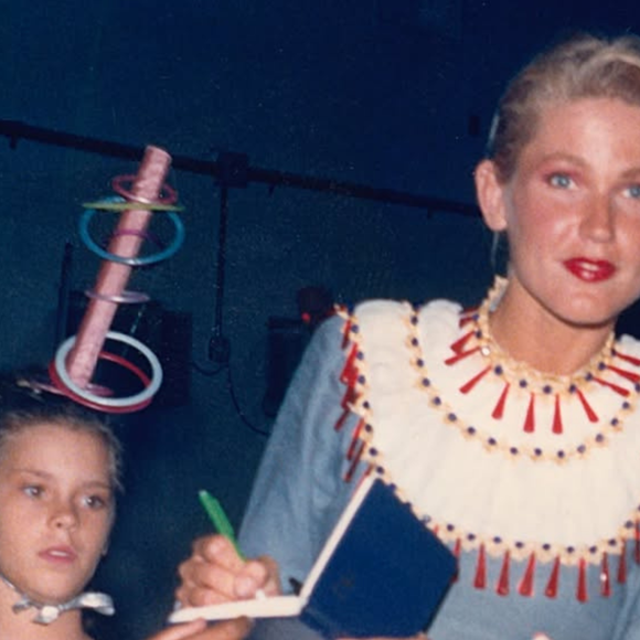 Há 36 anos, ela era elenco de apoio de um filme da Xuxa; hoje, estrela a novela mais comentada do ano. Reconhece?