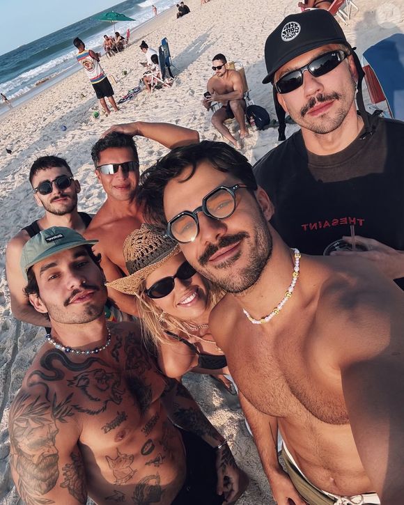 Mateus e o namorado, Junior Souto, comemoraram o aniversário do arquiteto com passeio de barco pelo Rio de Janeiro em dezembro de 2024; casal ainda curte praia quando consegue se encontrar, já que moram em cidades diferentes