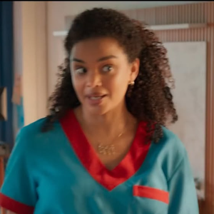 Sheron Menezzes, Alinne Moraes, Renata Sorrah e Lucy Ramos estão no elenco de Por Você, nova novela das 19h da Globo que estreou nesta segunda-feira (17) com homenagem a Manoel Carlos, crossover com Coração Acelerado, trilha sonora nostálgica e muito dramalhão