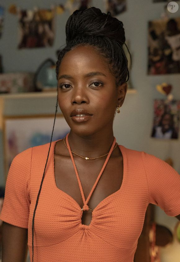 Leona/Leo (Clara Moneke) - Determinada e divertida, Leona, ou apenas Leo, é uma jovem que está sempre atrás de trabalho, fazendo rifas ou arranjando bicos para ajudar a família.