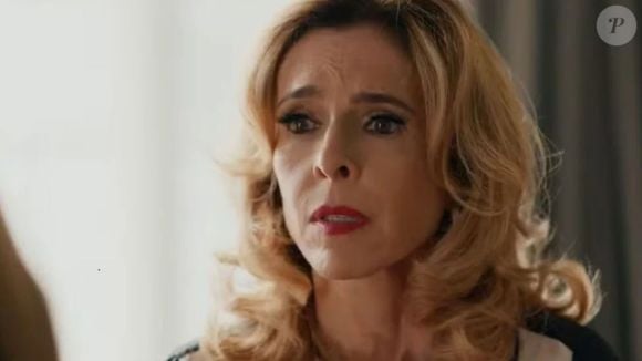 Carmita conta a Pilar que Adriana está trabalhando em um restaurante.