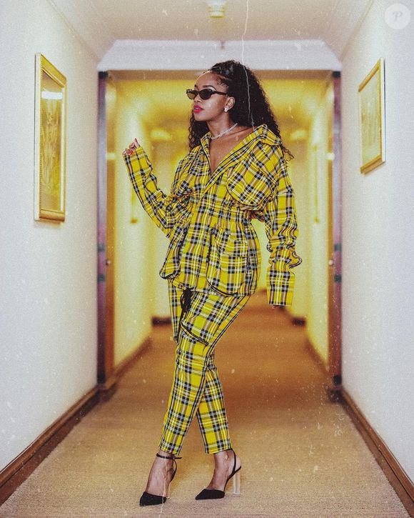 Iza com conjuntinho xadrez com fundo amarelo, à la 'As Patricinhas de Beverly Hills'