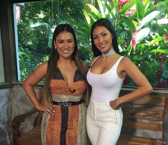 Simone cinto Gucci em entrevista com Simaria na TV