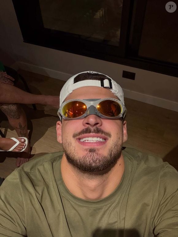 Jon Vlogs na Justiça: famoso da web é acusado de expor demissão de antigo funcionário, que aponta para acusação sem prova de roubo e furto