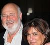 O diretor e produtor Rob Reiner e a esposa, Michele Singer Reiner, foram encontrados mortos dentro da própria residência em Los Angeles no domingo (14), segundo informações obtidas por fontes próximas à família.