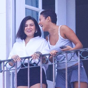 A atriz Bella Campos entrou no clima da cidade e observou da sacada do Copacabana Palace a multidão reunida para Shakira