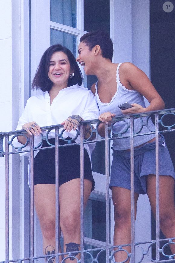 A atriz Bella Campos entrou no clima da cidade e observou da sacada do Copacabana Palace a multidão reunida para Shakira