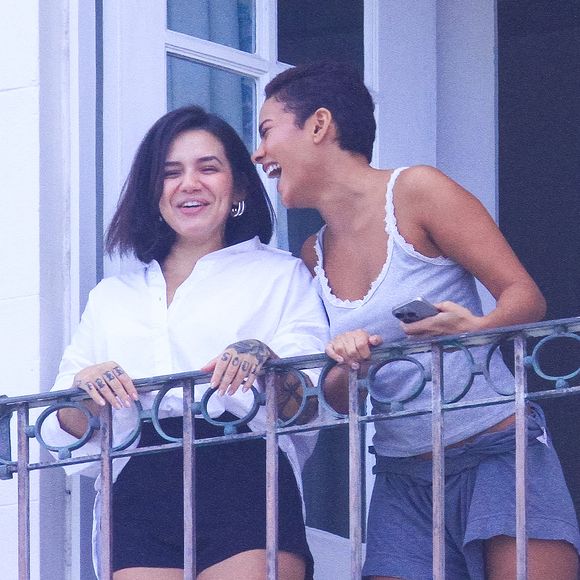A atriz Bella Campos entrou no clima da cidade e observou da sacada do Copacabana Palace a multidão reunida para Shakira