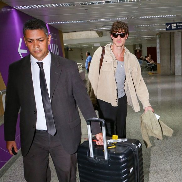 Shawn Mendes desembarca no Galeão, no Rio de Janeiro