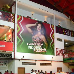 Para a coroação de Virgínia, a Grande Rio decorou a quadra da escola de samba com o rosto da influenciadora