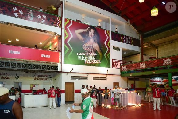 Para a coroação de Virgínia, a Grande Rio decorou a quadra da escola de samba com o rosto da influenciadora