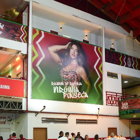 Para a coroação de Virgínia, a Grande Rio decorou a quadra da escola de samba com o rosto da influenciadora