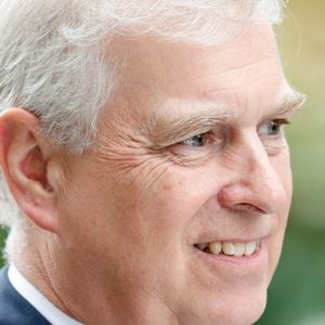 Ex-duque de York passa a ser chamado apenas de Andrew Mountbatten Windsor, após decisão histórica da família real britânica, informou o Palácio de Buckingham