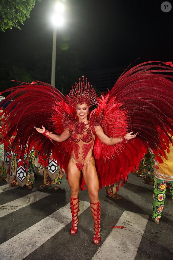 Fantasia de Virgínia Fonseca na Grande Rio representava o pulsar do coração