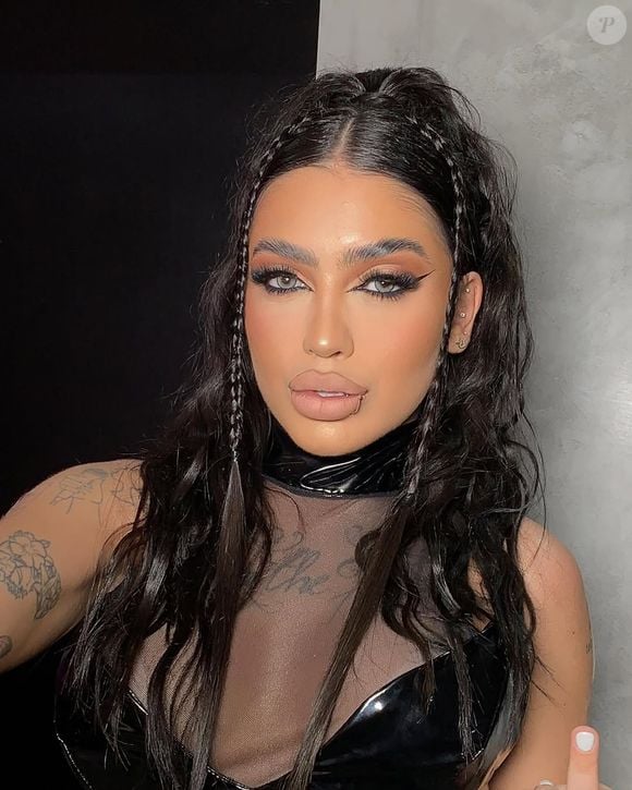 Olha esse visual super diferente de MC Mirella com make pesada e cabelo com penteado!