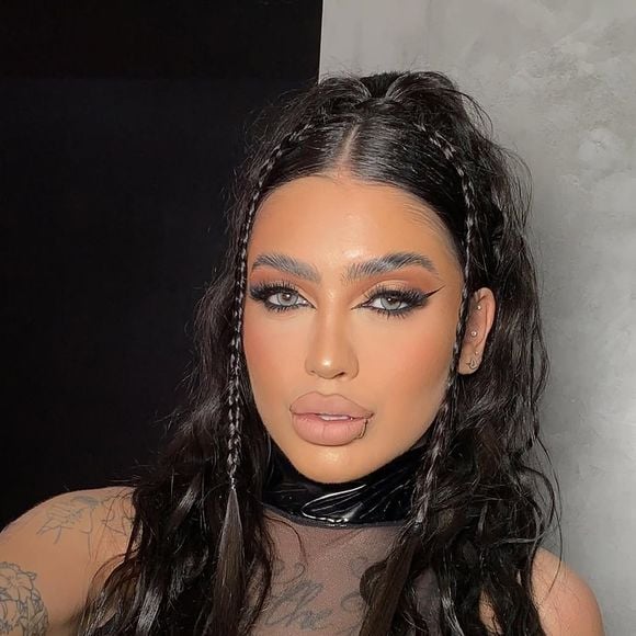 Olha esse visual super diferente de MC Mirella com make pesada e cabelo com penteado!