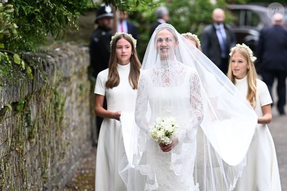 O vestido de noiva de Harriet Sperling foi confeccionado com a tradicional Nottingham Leavers lace, uma das rendas mais famosas do Reino Unido