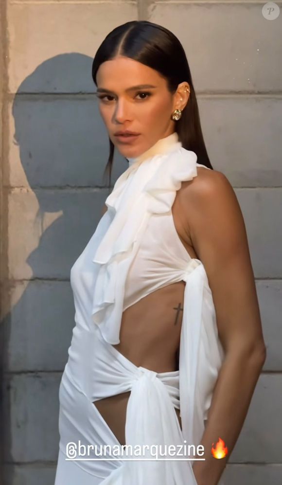 Para completar a produção, Bruna Marquezine investiu em um penteado extremamente polido, com os fios lisos e alinhados, repartidos ao meio, criando um efeito espelhado que destaca a estrutura do rosto e adiciona um toque de sofisticação ao visual.