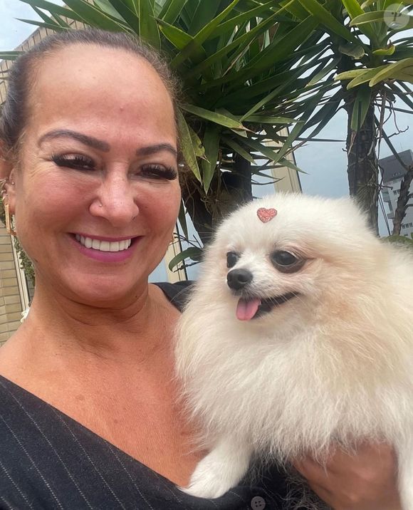 É assim que a mãe de Neymar fica em cliques sem maquiagem, apenas de batom