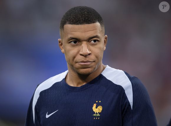Antes de representar a França em campo, Mbappé deu uma entrevista ao GeTV opinando sobre a ausência de Neymar