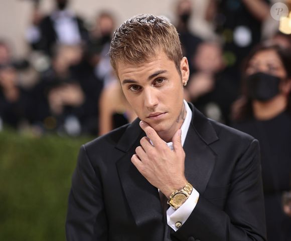 Em sua publicação na web, Justin Bieber admitiu que 'rogou praga' para a esposa, admitindo que ela nunca seria destaque da Revista Vogue.