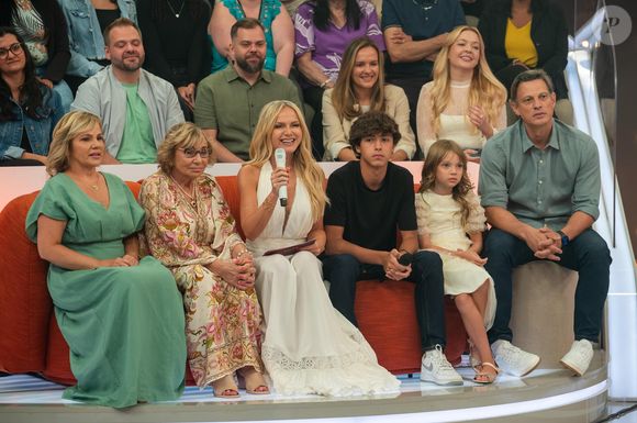 Eliana recebe a família em sua nova estreia na Globo - da esquerda para a direita irmã (Helena), mãe (Eva), filhos (Arthur e Manuela) e marido (Adriano Ricco)