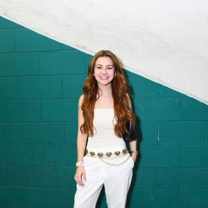 Klara Castanho apostou em um look monocromático ao combinar um top tomara-que-caia branco com calça de alfaiataria reta. O destaque da produção ficou por conta do cinto de correntes e pingentes de corações dourados marcando a cintura