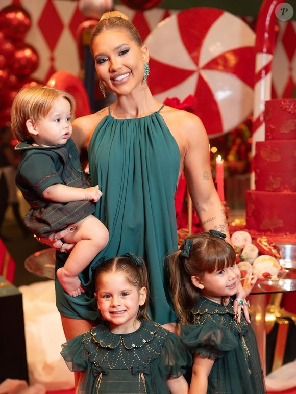 Virgínia Fonseca reuniu amigos famosos, familiares e o namorado, Vini Jr, para uma celebração antecipada de Natal nesta terça-feira (23)