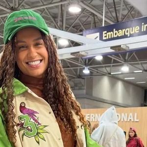 Karine Alves relata abordagem na imigração dos EUA durante cobertura da Copa do Mundo 2026: 'Pediram para levantar meu cabelo'