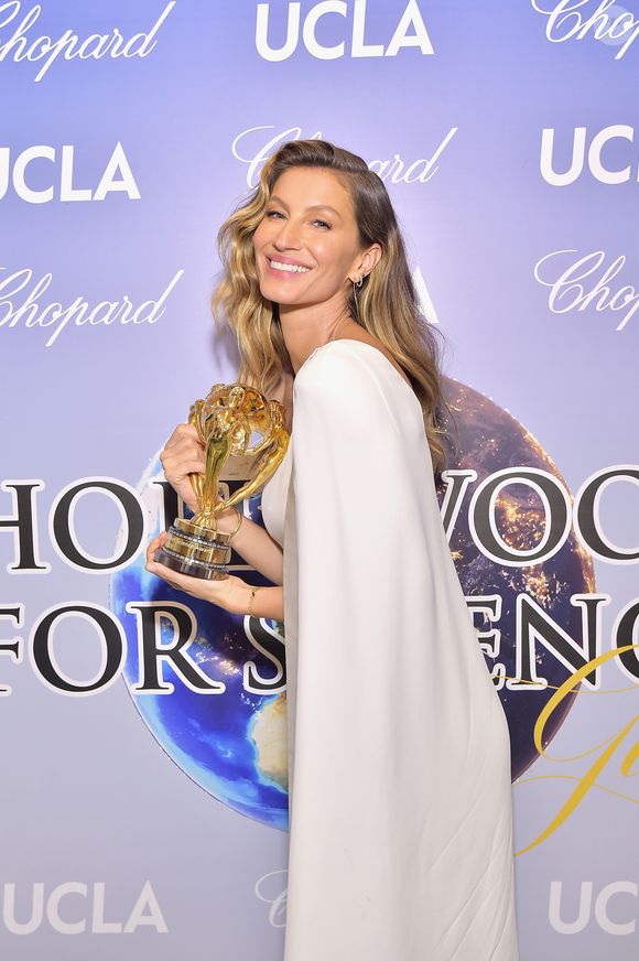Gisele Bündchen abriu mão da capa que cobria um dos braços na modelação para 2023 