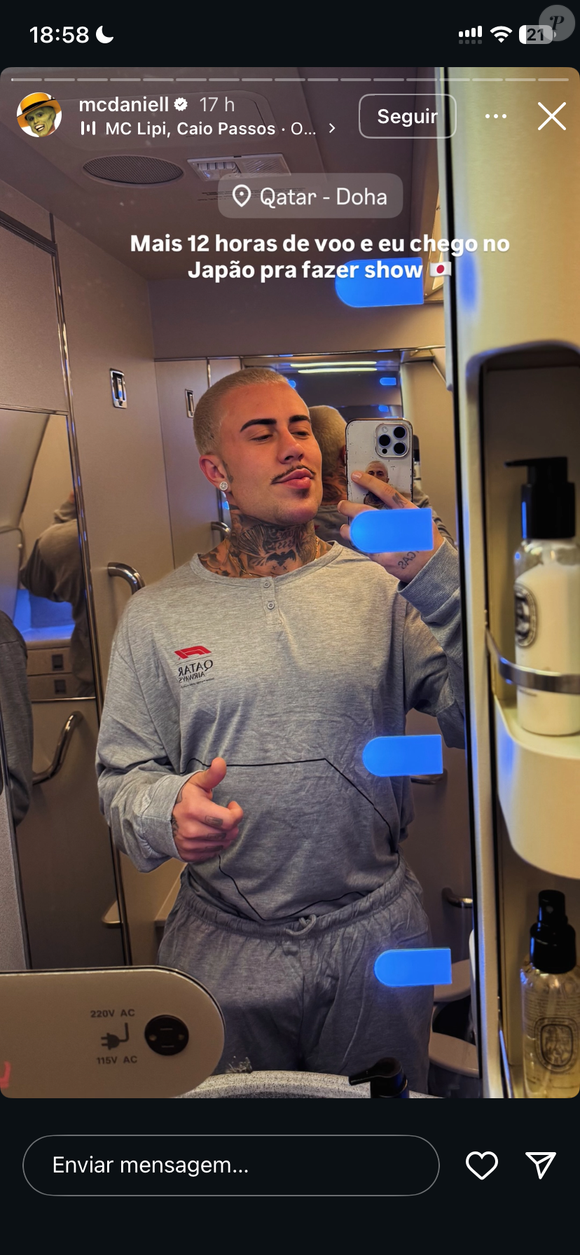 MC Daniel surpreende ao gravar vídeo no banheiro de avião e detalhe em calça rouba a cena