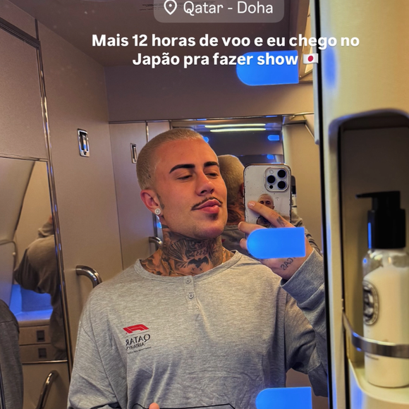MC Daniel surpreende ao gravar vídeo no banheiro de avião e detalhe em calça rouba a cena