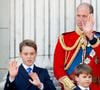 Príncipe William é o próximo na linha de sucessão ao trono, e seu filho George vem em seguida.