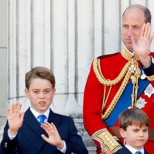 Príncipe William é o próximo na linha de sucessão ao trono, e seu filho George vem em seguida.