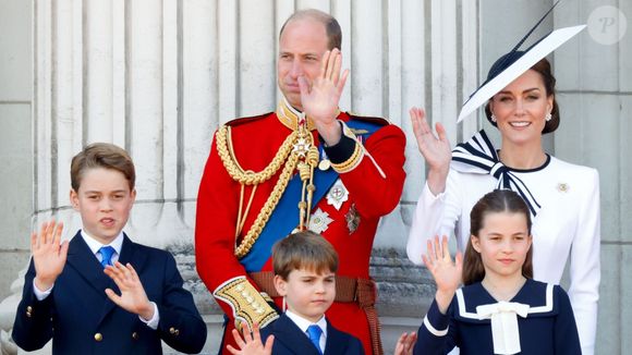 Príncipe William é o próximo na linha de sucessão ao trono, e seu filho George vem em seguida.