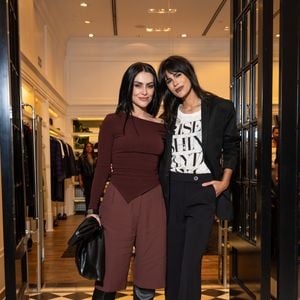 A moda monocromática foi centro do look de Cleo para prestigiar a estreia da primeira collab feminina assinada por Anttónia, sua irmã, com a marca Ellus