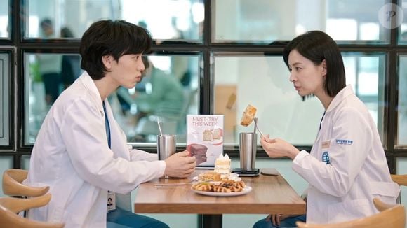 'Doctora X' é uma série coreana que mistura medicina e suspense. Disponível na Netflix, a produção tem Kim Ji-won no papel de uma cirurgiã que questiona as normas de seu ambiente de trabalho