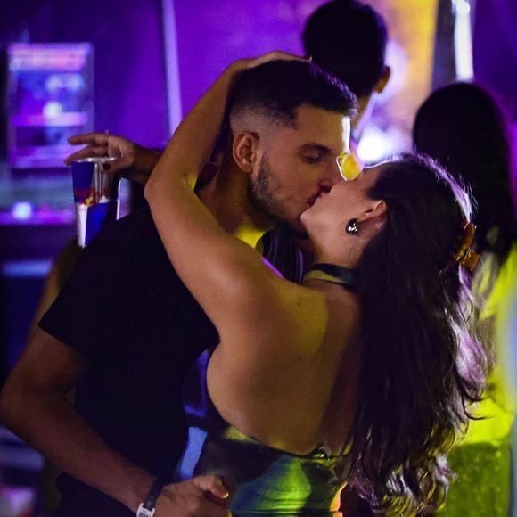 Luana Maia dá beijão no namorado em festa
