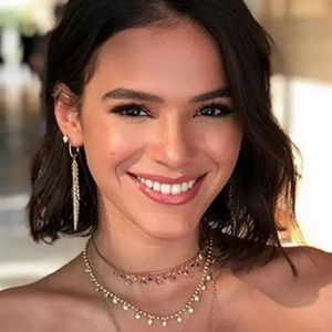 Ideal para o verão, Bruna Marquezine exibe pele leve, com um toque de glow natural